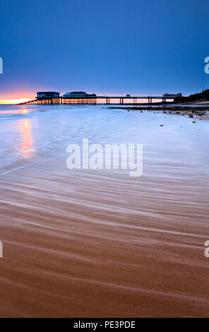 Wave-Spuren auf Cromer Strand mit der Seebrücke im Hintergrund Stockfoto