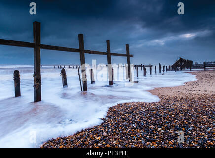 Die geschlagene Reste von Holz- meer Barrieren an Happisburg Strand. Stockfoto