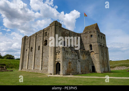 Der Bergfried der Burg steigt an einem sonnigen Sommertag. Stockfoto