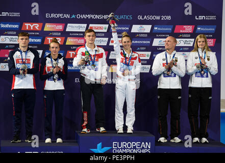 Synchronisierte 10-m-Platformtauchmedaillenzeremonie (von links nach rechts) Silbermedaillen der Briten Matthew Lee und Lois Toulson, der russischen Goldmedaillengewinnerin Nikita Shleikher und Iullia Timoshinina, die deutschen Bronzemedaillengewinnerinnen Florian Fandler und Christina Wassen am zehnten Tag der Europameisterschaften 2018 im Royal Commonwealth Pool in Edinburgh. DRÜCKEN SIE VERBANDSFOTO. Bilddatum: Samstag, 11. August 2018. Siehe PA Story DIVING European. Bildnachweis sollte lauten: Ian Rutherford/PA Wire. Stockfoto