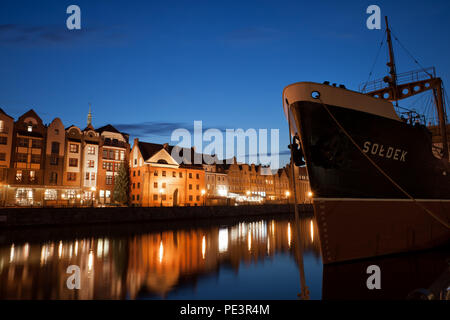 Altstadt in Danzig bei Nacht, soldek Schiff (National Maritime Museum), ehemaliger Kohle und Erz Frachter Fluss Mottlau in Polen Stockfoto