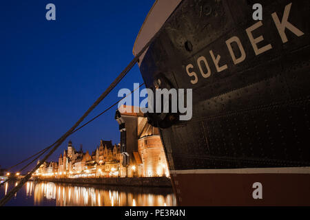 Stadt Danzig bei Nacht in Polen, großen Hafen von SS Soldek Museum Ship (National Maritime Museum), ehemaliger Kohle und Erz Frachter Fluss Mottlau, Illum Stockfoto