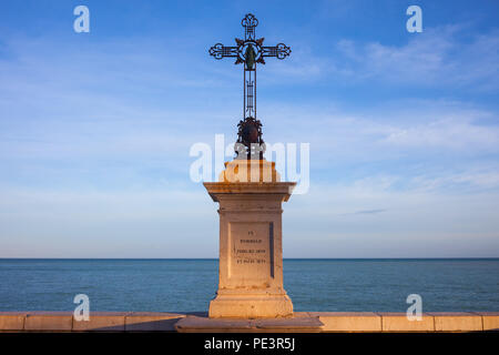 Iron Cross auf Marmor Sockel mit Inschrift In Memoriam Jubilaei 1829 et Pacis 1871, schöne Stadt am Meer, Provence-Alpes-Côte d'Azur, Frankreich Stockfoto