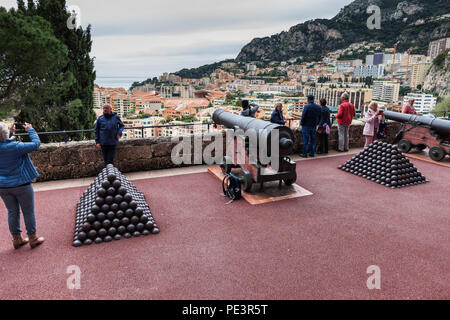 Monaco, Fürstentum im südlichen Europa, Touristen auf Sicht Terrasse mit mittelalterlichen Kanone und Kanonenkugeln haufen Artillerie Munition in Monaco - V Stockfoto