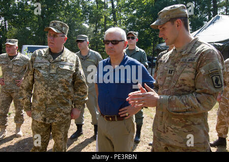 Capt Dana Gingrich (rechts), Kommandeur der US-Armee Unternehmen C, 2. Bataillon, 503. Infanterieregiment, 173rd Airborne Brigade, Slips, die Details der Ausbildung im Rahmen des furchtlosen Wächter, US-Senator Jack Reed (Mitte), hochrangiges Mitglied des Armed Services Committee und Generalleutnant Pavlo Tkachuk, Kommandanten der ukrainischen Armee Akademie, 1. September 2015, in Yavoriv, Ukraine durchgeführt. Fallschirmjäger von der 173. Abn. BDE. sind in der Ukraine für den zweiten von mehreren geplanten Umdrehungen der Ukraine neu gegründete Nationalgarde im Rahmen des furchtlosen Wächter, trainieren die letzten Thr geplant ist Stockfoto