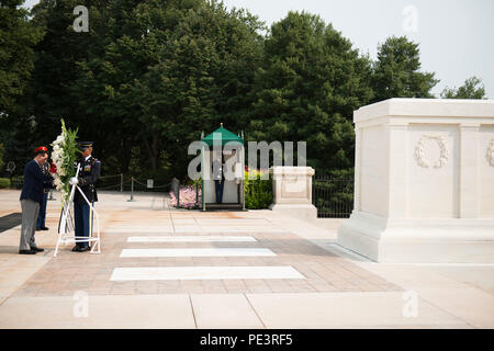 Korean Veterans Association Vorsitzenden Cho Nam Poong legt einen Kranz am Grab des Unbekannten Soldaten in Arlington National Cemetery, Sept. 2, 2015, in Arlington, Virginia. Würdenträger aus aller Welt zahlen Hinsicht den auf dem Arlington National Cemetery in mehr als 3.000 Zeremonien jedes Jahr begraben. (U.S. Armee Foto von Rachel Larue/Freigegeben) Stockfoto