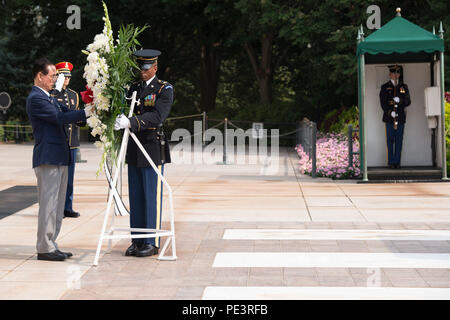 Korean Veterans Association Vorsitzenden Cho Nam Poong legt einen Kranz am Grab des Unbekannten Soldaten in Arlington National Cemetery, Sept. 2, 2015, in Arlington, Virginia. Würdenträger aus aller Welt zahlen Hinsicht den auf dem Arlington National Cemetery in mehr als 3.000 Zeremonien jedes Jahr begraben. (U.S. Armee Foto von Rachel Larue/Freigegeben) Stockfoto