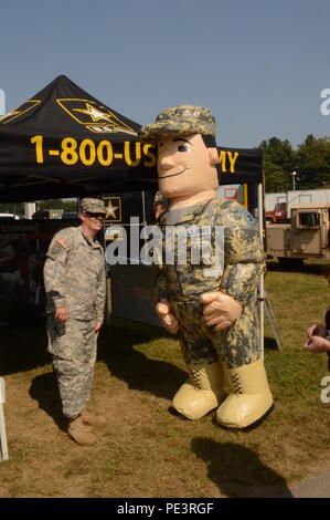 Staff Sgt. Joel Trombley, innerhalb des G.I. Johnny aufblasbarer Anzug, zusammen mit Gefährten Burlington Firma Armee-werbeoffizier Staff Sgt. Sean Forbis Mann den einziehenden Stellen auf der Champlain Valley Fair. Die 10-tägige Veranstaltung endet, Sept. 6, 2015, deren Höhepunkt ein Konzert von Grammy winning Country Musik Gruppe Little Big Town. Stockfoto