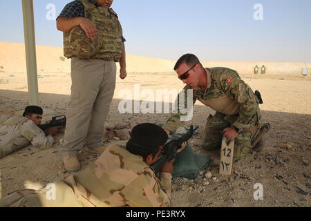 Eine Königliche Dänische Armee Soldat zu Task Force Al Asad zugeordnet, lehrt und irakische Soldaten bis zum 75. irakischen Armee Feuerwehr zugeordnet, wie man richtig seine neu ausgegebenen M 16 Gewehr bei Al Asad Air Base, Irak, 23.08.2015. Die Waffe wurde im Rahmen des Irak auszubilden und auszustatten, Fonds, neue individuelle und Crew bietet - Serviert Waffen und Ausrüstung an die irakischen Einheiten ausgegeben. Ziel des Programms ist es, die Standardisierung und die Ausbildung der irakischen Streitkräfte in der Koalition Bemühung, das irakische Volk zu schützen und zu erniedrigen und zu den Islamischen Staat im Irak und der Levante zerstören. (U.S. Marine Corps Foto von Cpl. Garr Stockfoto