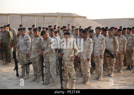 Soldaten, die in den 75 irakischen Armee Brigade stand in Formation mit neu begebene M240B Maschinengewehre ihren ersten Einarbeitung Kurs wartet mit den Waffen im Al Asad Air Base, 23.08.2015. Die Waffen wurden durch den Irak auszubilden und auszustatten, Fonds, die Letalität der irakischen Sicherheitskräfte und der Bereitschaft, durch Standardisierung und Modernisierung der Anlage und der einzelnen Geräte zu verbessern. Die Ausrüstung der Feuerwehr, zusätzlich Kapazitäten Training zu erstellen, ermöglicht dem ISF im Kampf gegen die Islamischen Staat im Irak und der Levante. (U.S. Marine Corps Foto von Cpl. Garrett Whit Stockfoto