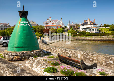 Großbritannien, Wales, Anglesey, Cemaes, alte Harry Furlong Felsen Warnung an seaftont Sitzgelegenheiten Boje Stockfoto