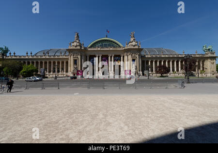Le Grand Palais mit Bronze Statuen in den Vordergrund. Halle mit Glasdach in Paris, Frankreich, Europa. Stockfoto