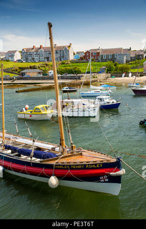 Großbritannien, Wales, Anglesey, Cemaes, historische segeln Rettungsboot Charles Henry Ashley vertäut im Hafen Stockfoto