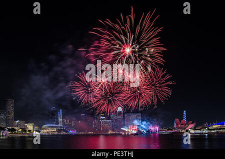 Schöne Feuerwerk in Singapur Marina Bay für Singapur National Day Parade. Jedes Jahr Singapur feiern ihren Nationalfeiertag am 9. August. Stockfoto