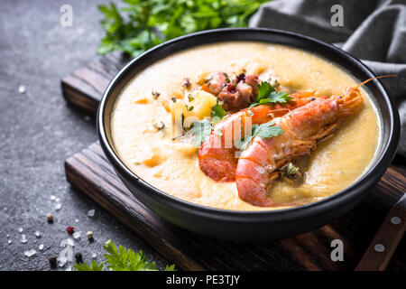 Chowder Suppe mit Meeresfrüchten und Garnelen Garnelen auf dunklen Tisch aus Stein. Traditionelle amerikanische Küche. Stockfoto