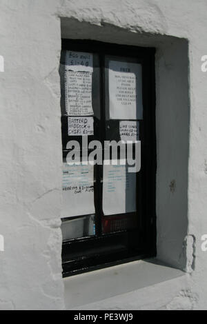 Handschriftliche Zeichen und Menü im Fenster eines Fisch und Chip Shop, Schottland Stockfoto