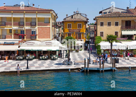 Gastronomie an der Seepromenade von Lazise, Gardasee, Provinz Verona, Italien Stockfoto