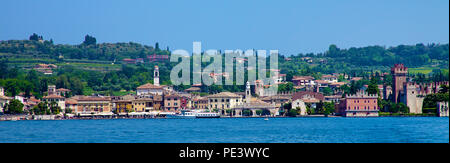 Lazise mit San Nicolo Kirche und Scaliger Burg, Provinz Verona, Gardasee, Italien Stockfoto