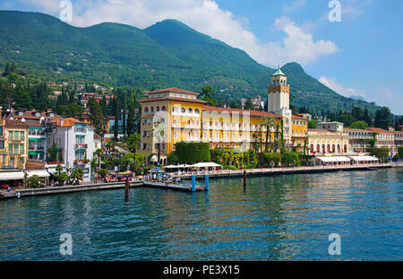 Grand Hotel Gardone an der Seepromenade von Gardone Riviera, Gardasee, Verona, Italien | Grand Hotel Gardone an der Seepromenade von Gardone Rivi Stockfoto