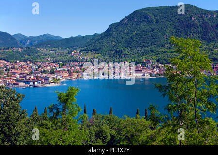 Die Stadt Salò an einer kleinen Bucht, Provinz Brescia, Gardasee, Lombardei, Italien Stockfoto