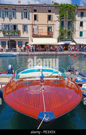 Riva Yacht, Luxus Yacht im Hafen von Lazise, Gardasee, Provinz Verona, Italien Stockfoto