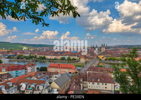 Luftbild des Würzburger Stadtbildes von der Aussichtsplattform der Festung Marienberg an einem sonnigen Sommertag, Wuerzburg, Bayern, Deutschland Stockfoto