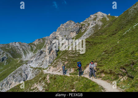 Bergsteiger durch die Kalkkogel Bergen nahe der Starkenburg bergsteigen Hütte Zuflucht in den Stubaier Alpen der Österreichischen Tirol vorbei Stockfoto