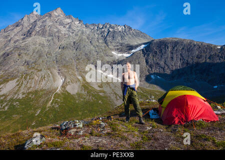 Outdoor Fotograf Øyvind Martinsen in seinem Zelt Camp am Berg Litlefjellet in Romsdalen, Møre og Romsdal, Norwegen. Stockfoto