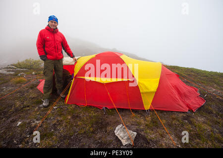 Outdoor Fotograf Øyvind Martinsen in seinem Zelt Camp bei Litlefjellet in Romsdalen, Møre og Romsdal, Norwegen. Stockfoto