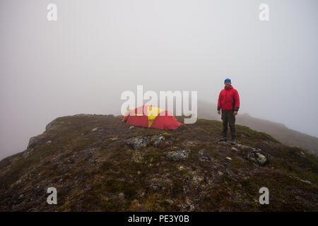 Outdoor Fotograf Øyvind Martinsen in seinem Zelt Camp bei Litlefjellet in Romsdalen, Møre og Romsdal, Norwegen. Stockfoto