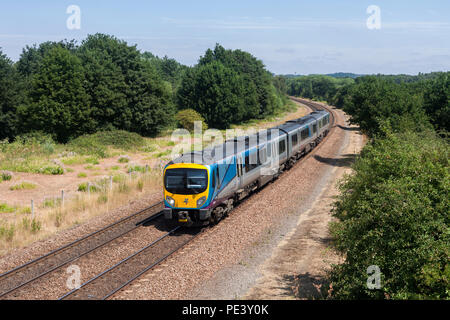 Eine Transpennine Express Klasse 185 Diesel Zug vorbei an alten Denaby (östlich von Mexborough, South Yorkshire) mit einem cleethorpes nach Manchester Airport Train Stockfoto