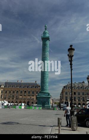 Ansicht der berühmten Place Vendome. Place Vendome wurde in 1702 als Denkmal zu Ehren von Louis XIV Armeen gelegt. Vendôme-Säule hat 425 Spirale Flachrelief Stockfoto