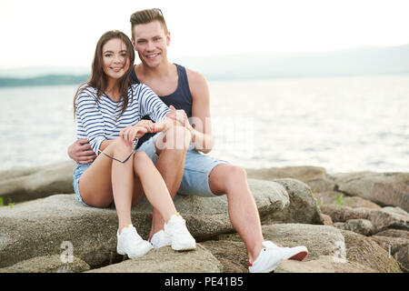 Glückliches junges Paar im Urlaub Stockfoto