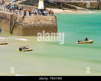 St. Ives, ENGLAND - Juni 19: Touristen, Bootsfahrten auf einem schönen, heißen, sonnigen Tag im Sommer in St. Ives, Cornwall, England. In St. Ives, England. Auf Stockfoto