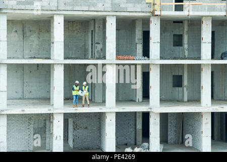 Bauingenieure in unvollendete Gebäude Stockfoto