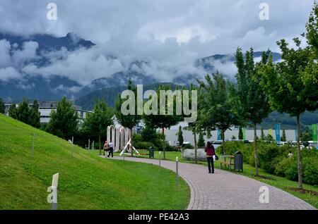 Rückansicht des Swarovski Crystal Worlds Park Kunstmuseums und des Einkaufsbereichs. Gepflasterte Auffahrt zum Park des Riesen, Wattens, Tirol, Österreich, Europa Stockfoto