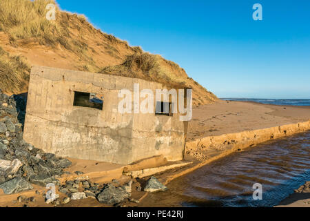 Eine alte Verteidigung Bunker auf Balmedie Strand. Stockfoto