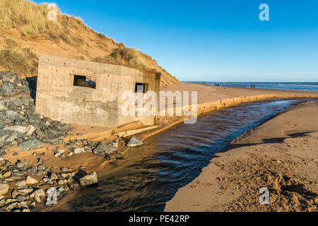 Eine alte Verteidigung Bunker auf Balmedie Strand. Stockfoto