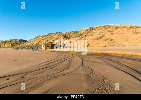 Eine alte Verteidigung Bunker auf Balmedie Strand. Stockfoto