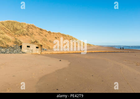 Eine alte Verteidigung Bunker auf Balmedie Strand. Stockfoto