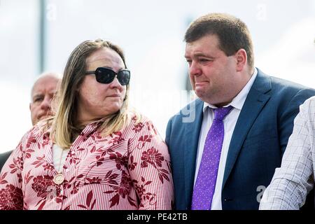 Omagh Bombe überlebenden Donna Marie McGillion (links) und Ehemann Gary McGillion auf eine inter-konfessionelle Service im Memorial Gardens in Omagh Omagh das Attentat in 20 Jahren zu erinnern. Stockfoto