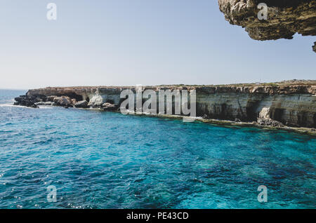 Landschaft geschossen von den Klippen von Ayia Napa, Zypern mit schönen kristallklarem Wasser Stockfoto