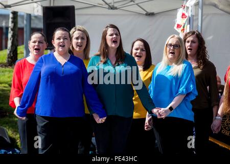 Omagh Gemeinschaft Chor Vorformen im Memorial Gardens in Omagh Omagh das Attentat in 20 Jahren zu erinnern. Stockfoto