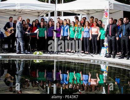 Omagh Gemeinschaft Chor Vorformen im Memorial Gardens in Omagh Omagh das Attentat in 20 Jahren zu erinnern. Stockfoto