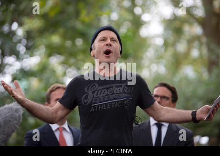 Iron Maiden Sänger Bruce Dickinson spricht vor der Enthüllung der Grundstein für William Blake in Bunhill Fields in London. Stockfoto