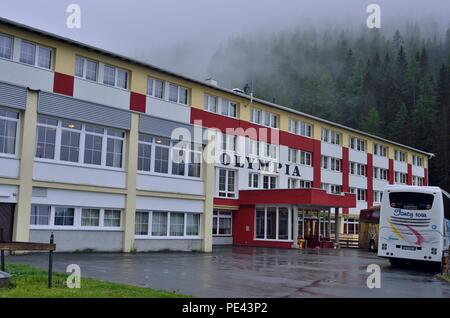 Außenansicht des Hotel Olympia vor der Kulisse der Alpen Bergkette, Axamer Lizum 2, Axams, Österreich, Europa Stockfoto