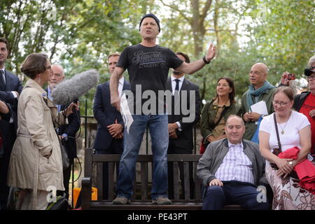 Iron Maiden Sänger Bruce Dickinson spricht vor der Enthüllung der Grundstein für William Blake in Bunhill Fields in London. Stockfoto