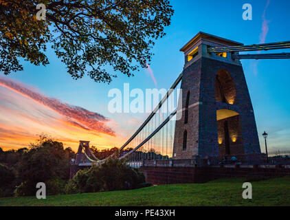 Clifton Suspension Bridge in der Dämmerung - Bristol GROSSBRITANNIEN Stockfoto