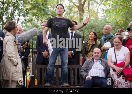 Iron Maiden Sänger Bruce Dickinson spricht vor der Enthüllung der Grundstein für William Blake in Bunhill Fields in London. Stockfoto