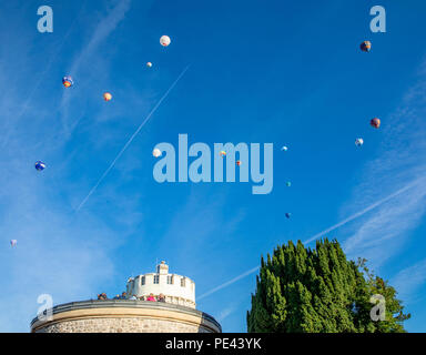 Heißluftballons über die Sternwarte in Clifton Bristol UK treiben während der jährlichen Bristol Balloon Fiesta Stockfoto